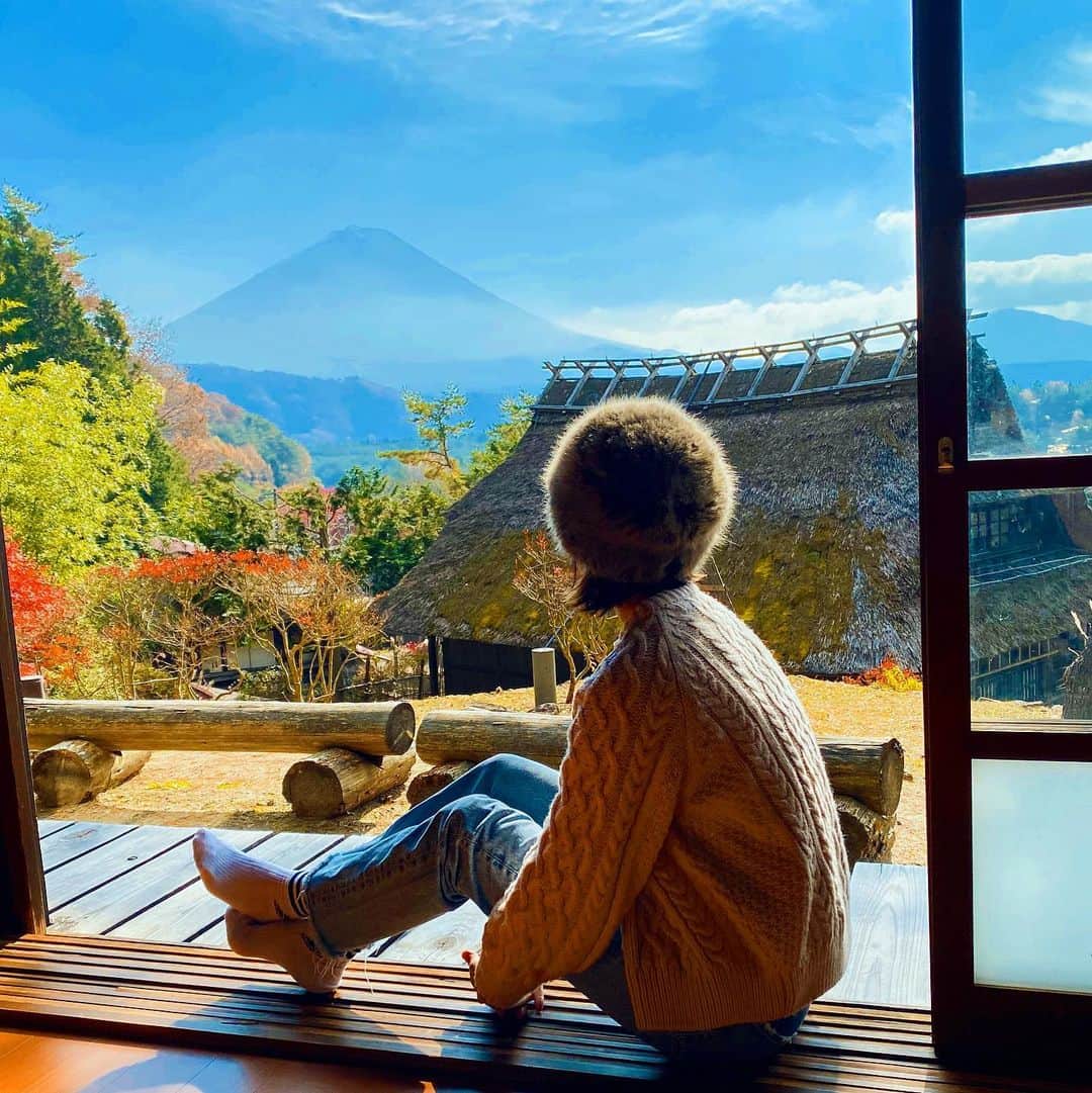 齋藤美波のインスタグラム：「🙏🏽🙏🏽🙏🏽 2020年！！ Last🎌 ・ 急いで投稿ー！笑 ・ 2020年は世界的にも 今まで当たり前に出来たことが 出来なくなったこと。 本当に180度変わった！ そして個人的にも 今年は私は厄年💔 厄払い行ったにも関わらず 年初めから嫌なことばかり。 人生で1番悲しいことも起きた。 でもその分いい事も起きた。 ・ 人間としてというか 精神的にまた一皮剥けた年に なったかなと思ってる❣️ ・ 2021年... ある意味、今までとは違う生活が 起きる予感。 ワクワクしてる自分がいる！ 世界的にも下がった分 来年こそは上がる年で ありますように✨ ・ 2020年 ありがとう。 ・ そしてまた来年も 大迫家をよろしくお願いします♥️ ・ あと3分！笑 良いお年を〜🎌🎍 ・ ・ #2020ありがとう #来年もよろしくね #大晦日#年末#カウントダウン」