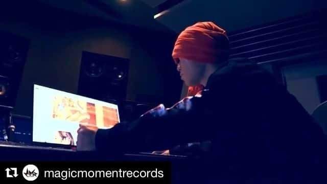 のインスタグラム：「#Repost @magicmomentrecords with @get_repost ・・・ HAN-KUNのレーベルサイト“MAGIC MOMENT RECORDS”がリニューアルOPEN！  新たなコンテンツ“LIMITED MUSIC”では、このサイトでしか聴けない曲を定期的に追加していきます。 是非CHECKしてください☆  ▷MAGIC MOMENT RECORDS オフィシャルサイト http://magic-moment.jp/  @voicemagicianjp #HANKUN #voicemagician #MMR #湘南乃風 @hankun_staff」
