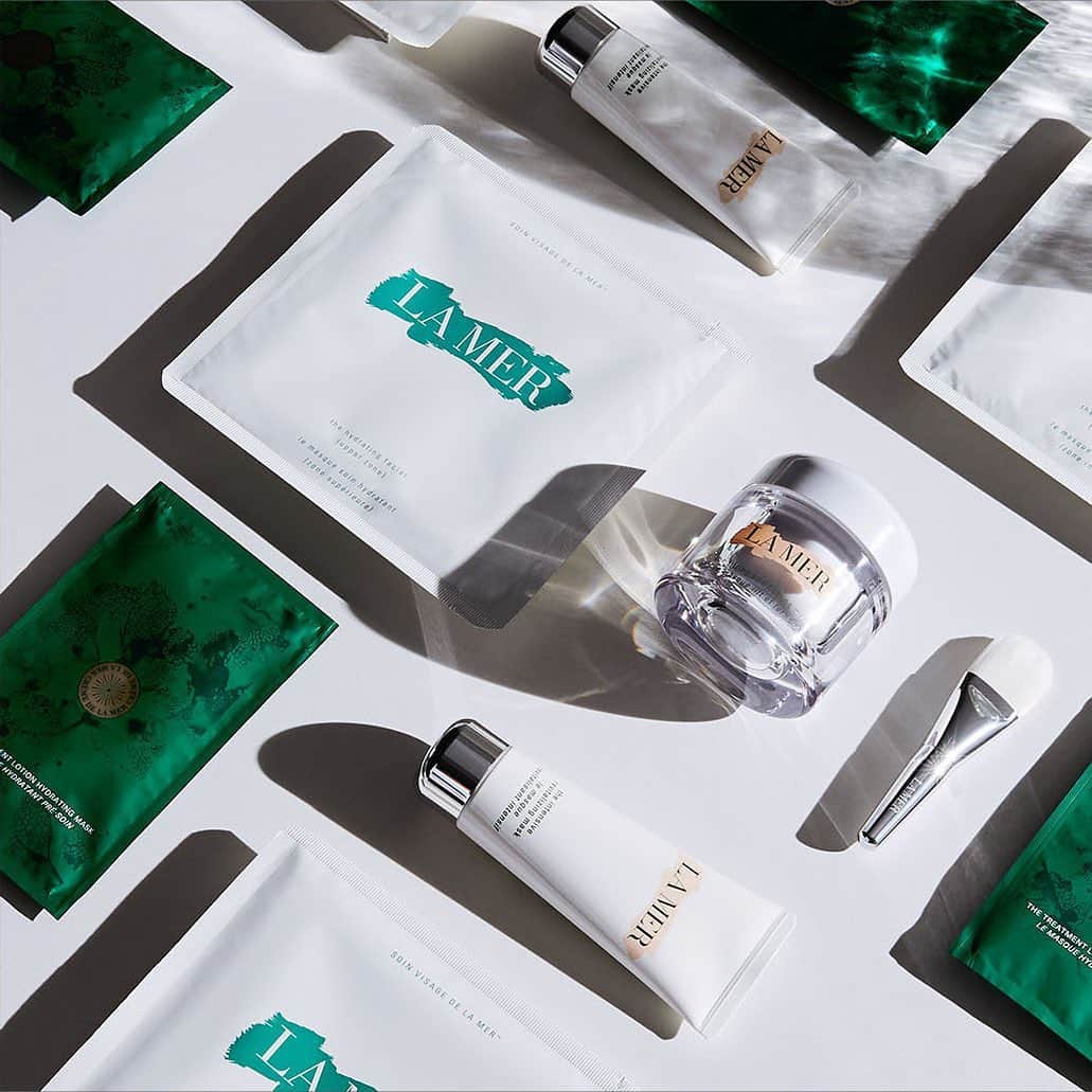 ドゥラメールのインスタグラム：「If you’ve had it with the holidays, seek comfort in soothing rituals. Our lavishing mask selection is at your service for that next spa-at-home moment. #SelfCarewithLaMer」
