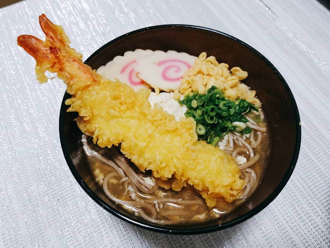 のインスタグラム：「いつもギリギリでおなじみの山口です。こんばんは。これは年越しそばです。なると巻きはホラー映画『うずまき』をリスペクトして入れました。というわけで書きたいことが書けず今年も過ぎていきます皆さんいつも本当にありがとうございます❗よいお年を🍃❗」