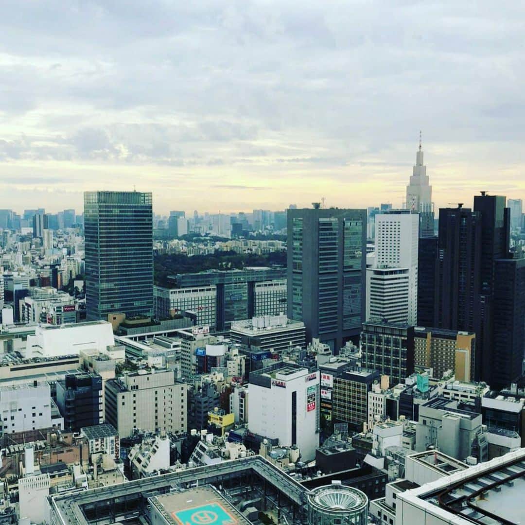 宮崎文子のインスタグラム：「#misswine  When the sharpest words wanna cut me down I'm gonna send a flood, gonna drown them out I am brave, I am bruised I am who I'm meant to be, this is me  From #this is me  ずっと書けずにいたけど年の瀬だから。  地方で生活してきたから知ってる その地域の特産品の良さ。第一産業の大変さ。  その魅了を発信して、持続性があって自分も楽しめる方法はと考えた時思いついたのが ワインとのマリアージュ紹介していくことでした。  それに説得性を持たせるための学びとして この企画にチャレンジしました。  正直ワインを学ぶということより 自分自身のあり方や見せ方 女性としてのアウトプットやについて 頭を抱えることの方が大変だったけど  自分の軸は大切にしながら 誰かの輝く場所の応援する人として 仕事も地方の魅力も強く発信していきたいと  そんなスタンスに気づいた経験。  特に受賞などには至らなかったですが ワイン好きの仲間が出来たこと 応援してくれる人がいたことに感謝。 ありがとうございました！  special thanks @2020misswine.megumi.nakamura  @2020misswine.natsumi.ueda  @2020misswine.kiyoko.ikeda @2020.misswine.saki.poyo  @idemariko0624  @2020misswine.miho.hashimoto  @2020misswine.ayana.shingu  @2020misswine.sagiri.kobayashi  @tuyutuyu.purin  @saori.kuba  @283fit   来年は司会とかで応援できたらいいなぁ笑  ありがとうございました！  #日本ワイン #ワイン #wine #地方創生」