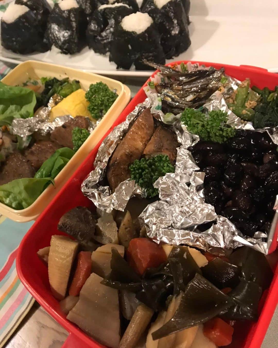 キャシー中島さんのインスタグラム写真 - (キャシー中島Instagram)「* 大晦日ですね！ 片付けたい所はまだまだあるのに終わってない‼️ もうタイムリミットで、お雑煮やおせちのサイドメニューを作り始めました。 おせちは頼んでおいたのが来ますので、家族が食べたいものをせっせと作ります。  茨城の小太郎物産からお正月用の野菜が届きました。 ここにお願いしてから野菜が新鮮で美味しくていっぱい食べてしまいます。 …野菜だから大丈夫よね❣️  まずは出汁をとります。 水に昆布を入れて、沸騰する前に取り出して、沸騰してからたくさん鰹節を入れます。 鰹節を出してから鶏肉を少し入れる、鶏肉に火がちゃんと通ったら鶏肉も出してふきんで越しますこれが勝野家のお雑煮のだしです。 数の子も作りますよ。  毎年お弁当を届けてくれる角田ママ！ 今年もありがとう❤️ 来年は94歳。 絶対100歳キルトを作りましょうね！ 角田ママのトンカツを持って勝野パパとパチリ！ もうすぐ2021年ですね❣️」12月31日 23時58分 - official_kathynakajima