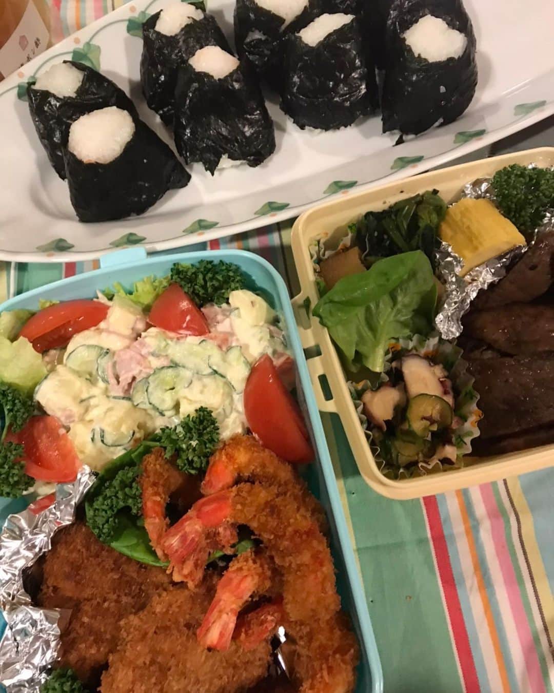キャシー中島さんのインスタグラム写真 - (キャシー中島Instagram)「* 大晦日ですね！ 片付けたい所はまだまだあるのに終わってない‼️ もうタイムリミットで、お雑煮やおせちのサイドメニューを作り始めました。 おせちは頼んでおいたのが来ますので、家族が食べたいものをせっせと作ります。  茨城の小太郎物産からお正月用の野菜が届きました。 ここにお願いしてから野菜が新鮮で美味しくていっぱい食べてしまいます。 …野菜だから大丈夫よね❣️  まずは出汁をとります。 水に昆布を入れて、沸騰する前に取り出して、沸騰してからたくさん鰹節を入れます。 鰹節を出してから鶏肉を少し入れる、鶏肉に火がちゃんと通ったら鶏肉も出してふきんで越しますこれが勝野家のお雑煮のだしです。 数の子も作りますよ。  毎年お弁当を届けてくれる角田ママ！ 今年もありがとう❤️ 来年は94歳。 絶対100歳キルトを作りましょうね！ 角田ママのトンカツを持って勝野パパとパチリ！ もうすぐ2021年ですね❣️」12月31日 23時58分 - official_kathynakajima