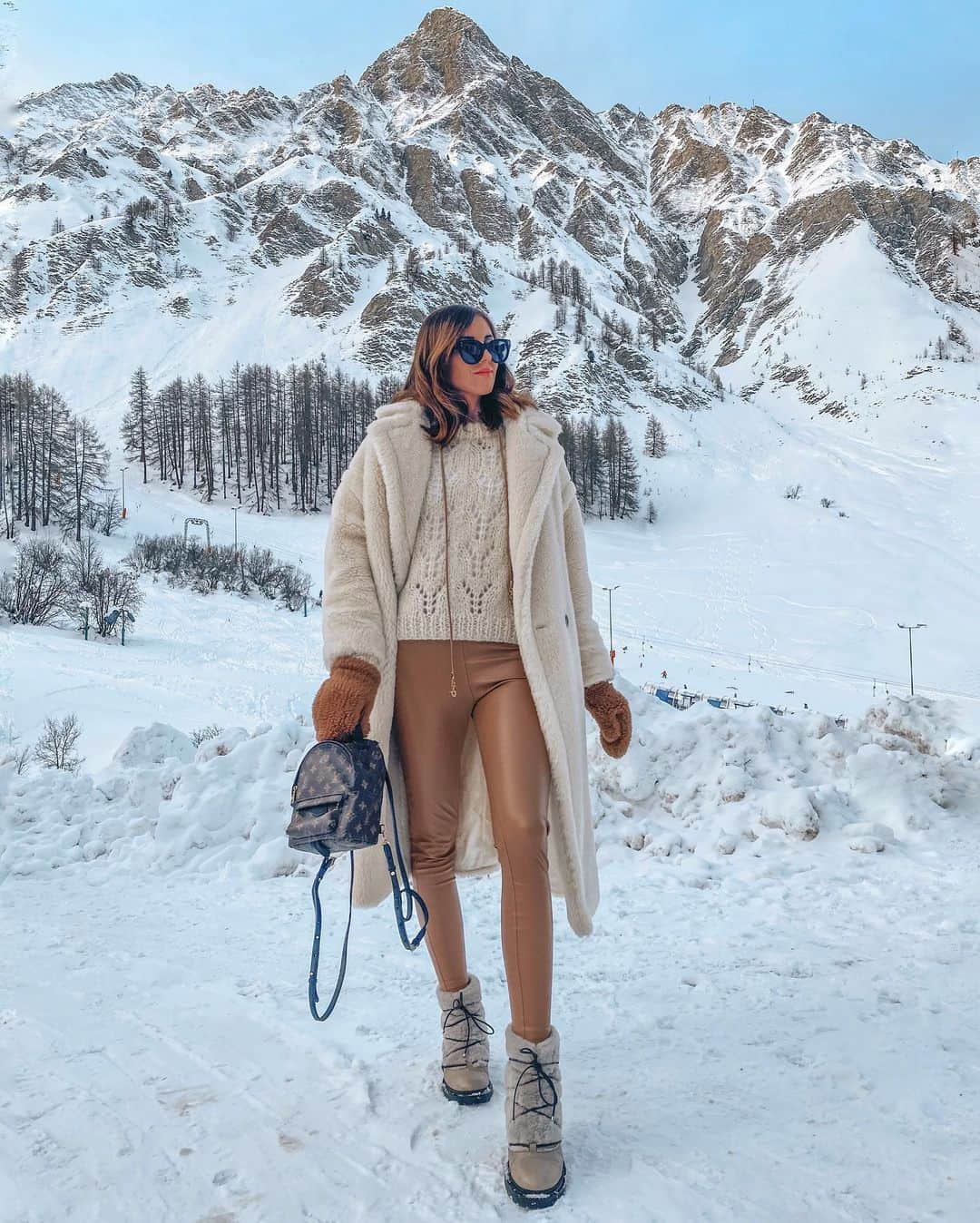 バーボラ・コディトヴァのインスタグラム：「Last day of 2020 ❄️ in @revolve #RevolveWinter - How are you spending today?」