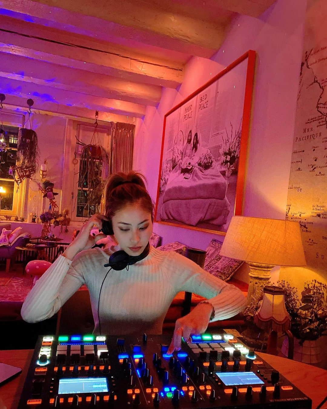 のインスタグラム：「HAPPY NEW YEAR (JST)🌏  I want to thank all of the people who have been involved with me🪴  And  Wish your future be filled with love and happiness🦔  2020年私に関わって下さった全てに全ての方に感謝致します。 皆様の想いや存在のお陰で私は素敵な音を感じれています。 私を知って下さっている方や知らない方も 全てが愛や幸せ、光で満ち溢れる2021年になる様お祈り致します。  #2021」