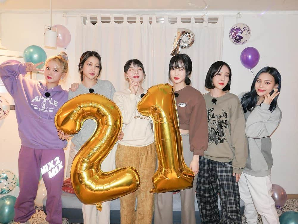 GFriendのインスタグラム：「[❤️ #여친Day] #Happy_New_Year #2021  우리 버디🤍 모두 #여자친구 #GFRIEND💙💜 와 함께🥰 행복과 기쁨이💕 넘치는 2️⃣0️⃣2️⃣1️⃣년을 만들어가요🐮✨」