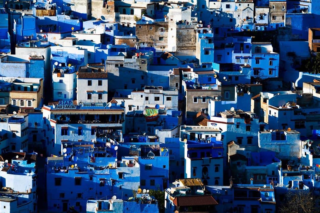 ライカさんのインスタグラム写真 - (ライカInstagram)「The 2020 Highlights – Rui Pires with the #LeicaSL2  The mysterious and intense blue images captured by Rui Pires with the Leica SL2 are another highlight of 2020. Pires used the SL2 to capture the mystery of the “blue city” of Chefchaouen in the north of Morocco. More on Pires can be found via the link in our bio.  #Leica #LeicaCamera #🔴📷」1月1日 0時00分 - leica_camera