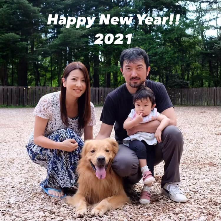 仲谷亜希子さんのインスタグラム写真 - (仲谷亜希子Instagram)「2021 will be about good vibes, bigger goals, more happiness, less pain, stronger relationships and being more focused than ever.  2021年も家族や友人、職場や視聴者の皆様と沢山笑い合えますように！ ※季節感の無い写真で失礼致します。 #happynewyear #happynewyear2021 #happynewyeareveryone #2021年 #明けましておめでとうございます #あけおめ #新年の挨拶 #家族写真 #1月1日」1月1日 0時00分 - aki_chan818