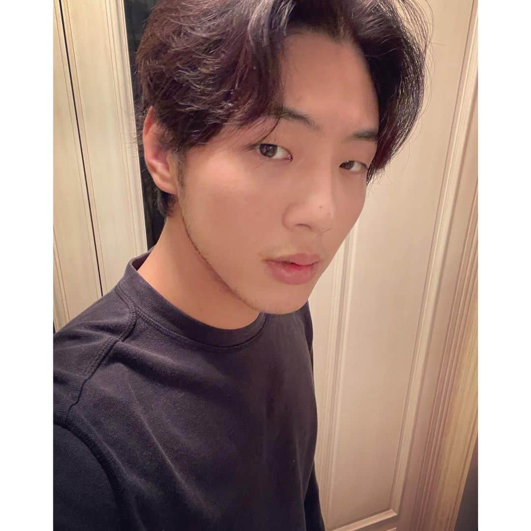 キム・ジスさんのインスタグラム写真 - (キム・ジスInstagram)「Good bye 2020 Welcome 2021 Happy new year🎉」1月1日 0時00分 - actor_jisoo