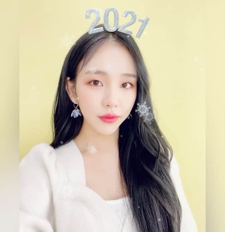 ペク・アヨンのインスタグラム：「새해가 밝았습니다! 2020년도 함께해 주신 모든 분들 감사드립니다😁 우리 꼭! 2021년에는 더 행복해졌으면 좋겠어요! 올해도 잘 부탁드립니다💜#2021」