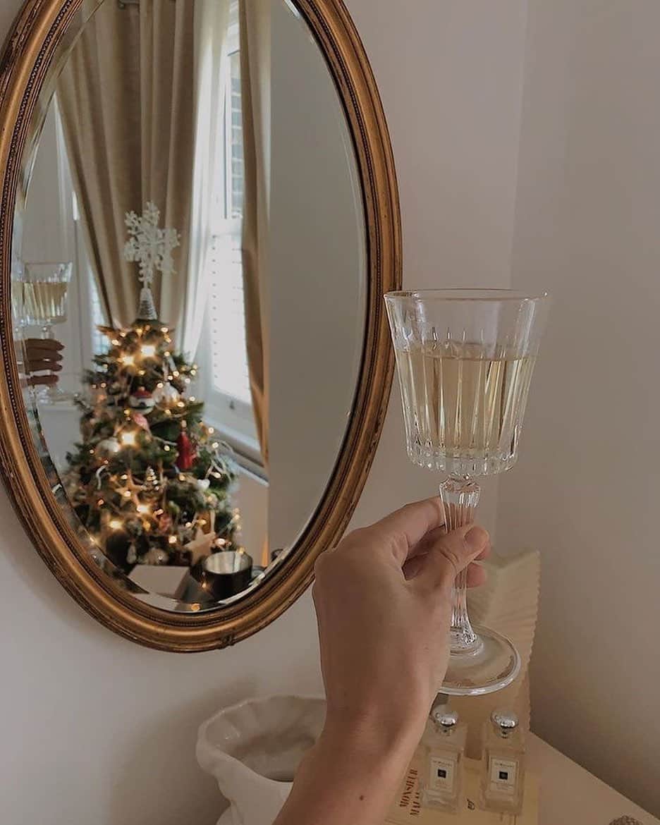 マリナ・デュランダのインスタグラム：「HAPPY NEW YEAR 🎊   Wherever you are and whatever you celebrate in the coming weeks, I hope your holidays are filled with peace, prosperity, and love. Happy holidays!」