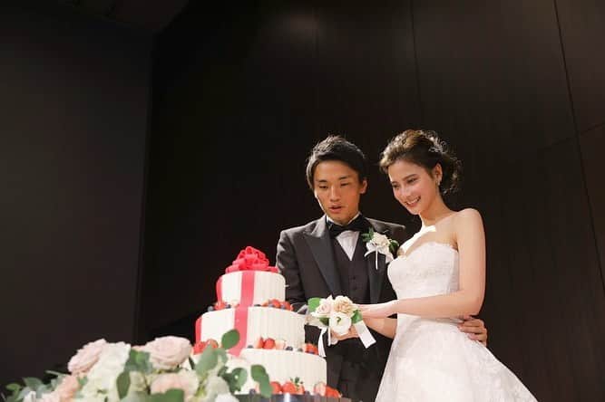 小屋春菜のインスタグラム：「予想もしなかった2020年だったけど、憧れの結婚式から始まり、娘の急成長や姉の出産で姪っ子が生まれた事、忘れ難い年になりました。 2021年もよく食べよく寝てよく笑い周りに感謝の気持ちを忘れずに、健康で楽しく過ごせますように✌️ みなさん、2021年もよろしくお願いいたします♡  #2021 #20200105 #東京會舘 #ケーキ入刀喋りすぎ　😂😂」