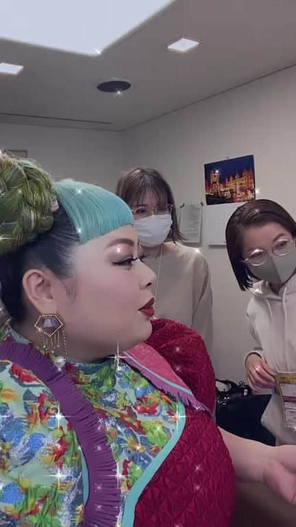 渡辺直美のインスタグラム：「紅白歌合戦終わりに即あけおめ😘✨ 今年もよろしくお願いします❤️✨」