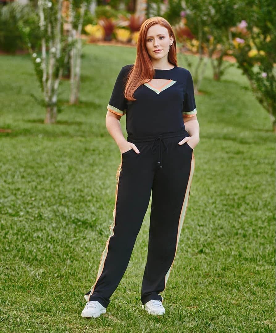 DECÊNCIAのインスタグラム：「Já que para mais tarde o look colorido da virada já está escolhido, que tal resolver as últimas demandas do ano com um conjunto que é sinônimo de conforto e praticidade? #decencia #modaplussize #roupasplus #atacado #modamineira」
