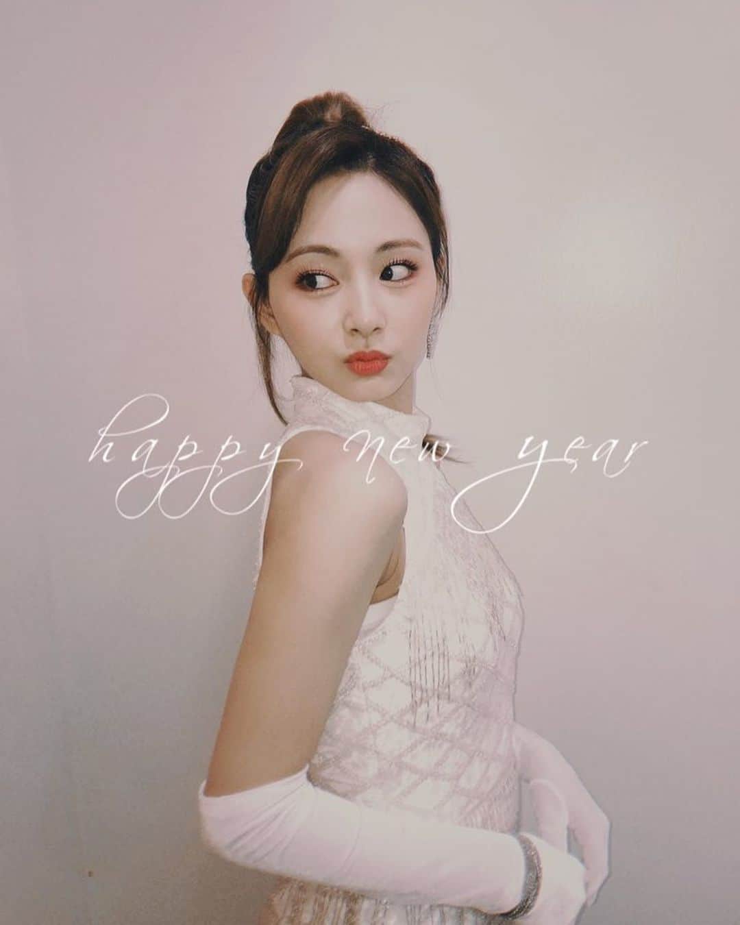 TWICEさんのインスタグラム写真 - (TWICEInstagram)「2020—》2021  HAPPY NEW YEAR🐮 원스 올해 너무 고생많았고 새해도 건강하고 화이팅해요!! ONCE, Thanks for everything in 2020, Please be healthy and Let's go together for 2021 !  ONCE今年辛苦了！新的一年也要健康 加油👊」1月1日 0時03分 - twicetagram