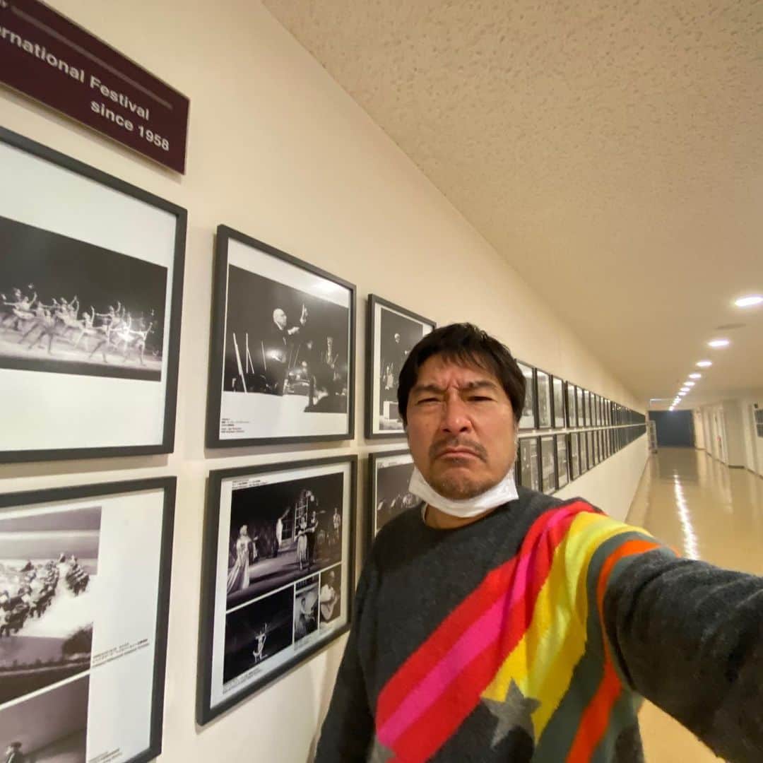 トータス松本のインスタグラム：「イェーイ！ 年末の大阪フェスティバルホール2日間が終わった！ お客さん、スタッフのみんな、サポートメンバー、本当に本当にありがとう。 そしてファンの皆さん、今年もありがとうございました！ 良いお年をお迎えください。 #ウルフルズ」