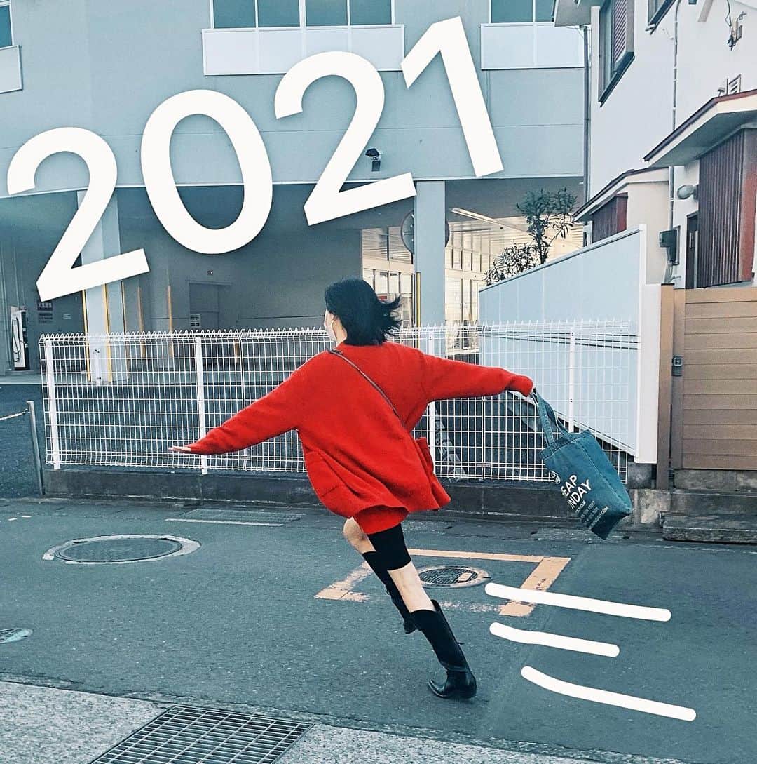 る鹿さんのインスタグラム写真 - (る鹿Instagram)「2020すべてありがとう😊 はじめまして！2021!!  日本已经过12点 进入了2021  2020好好坏坏都将成为过去 闯入2021！！❣️ 祝我爱的人和爱我的人都被爱包围 平安健康～  晚安💤  Happy new year！ Everything just passed  New start with 2021!💪💕✨ #byebye2020」1月1日 0時04分 - luluxinggg