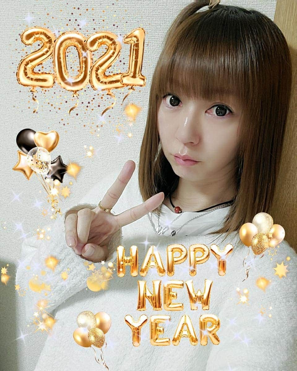 のインスタグラム：「🎍明けまして   おめでとう   ございます🎍    みなさんにとって  ❤️2021年が良い年に   なりますように❤️  #酒井美佳 #MikaSakai #プロボウラー #ボウリング #pleague #pリーグ #MKグループ #festaria #phiten #SSOSIO #酵素ドリンク #美容 #株式会社SSI  #仙生露アガリクス #仙生露」