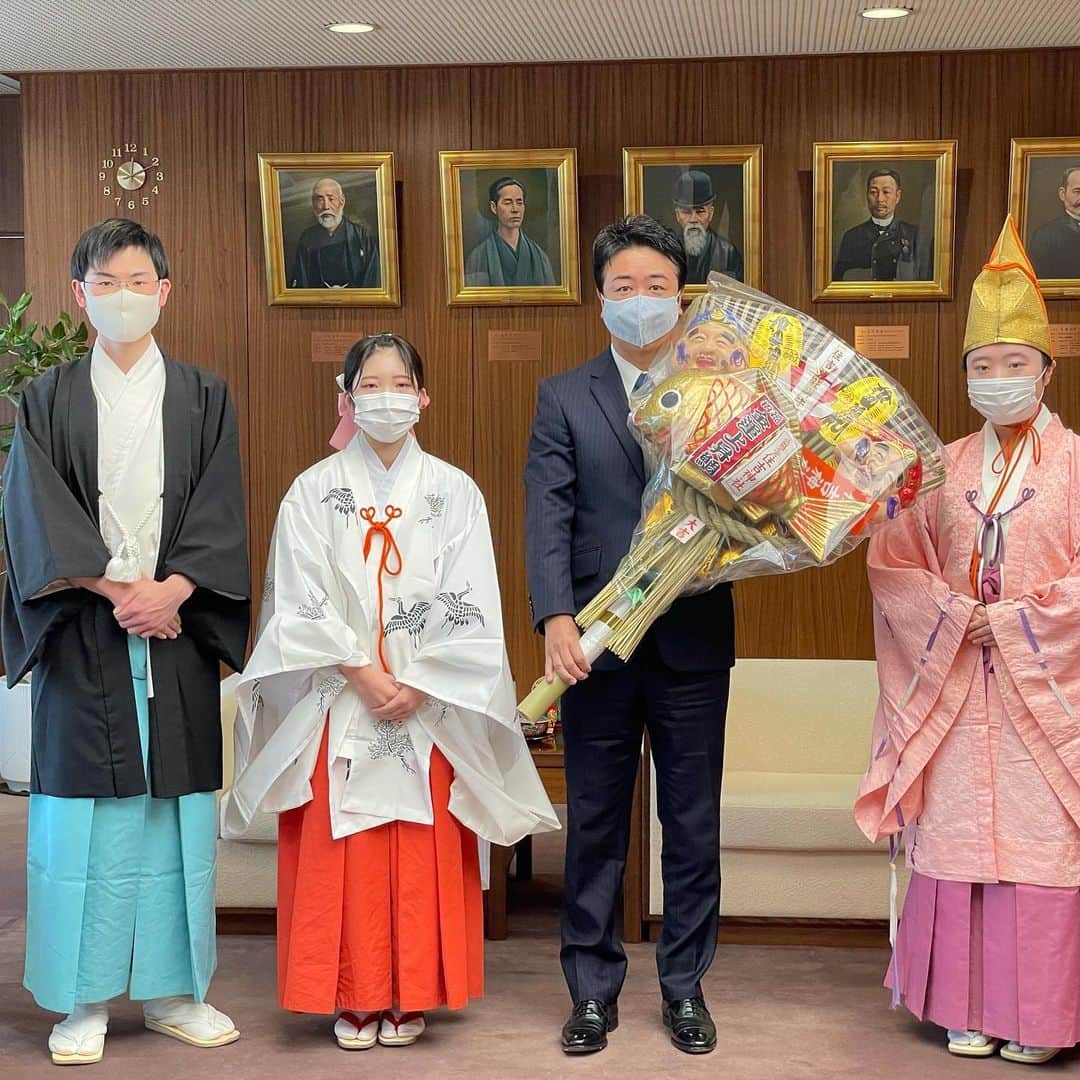 のインスタグラム：「2021年。新年あけましておめでとうございます。  全国の住吉神社の始源とも言われる博多の住吉神社の「ふく娘」が、市民の皆さんの幸せを願って、一足先に福岡市役所に福の熊手を持ってきて頂きました。  お互いにエールを送りあえるような、優しさと寛容さと思いやりが社会を包むような2021年にしたいですよね。  今年もよろしくお願いいたします。  #福岡市 #福岡市長 #高島市長 #高島宗一郎 #住吉神社 #福娘 #あけましておめでとうございます #年越し蕎麦 #新年」