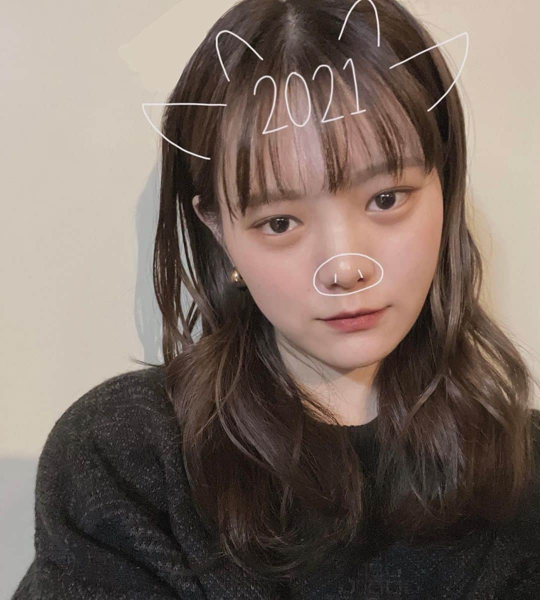 木村なつみのインスタグラム：「今年も丁寧に平和に楽しく生きたい！ みんな一緒に生きてくれーよろしくねーよろしくねーよろしくねー🐮🐮 おうちで年越したので、友達にくだらないあけおめ動画送って満喫しました。🐄」