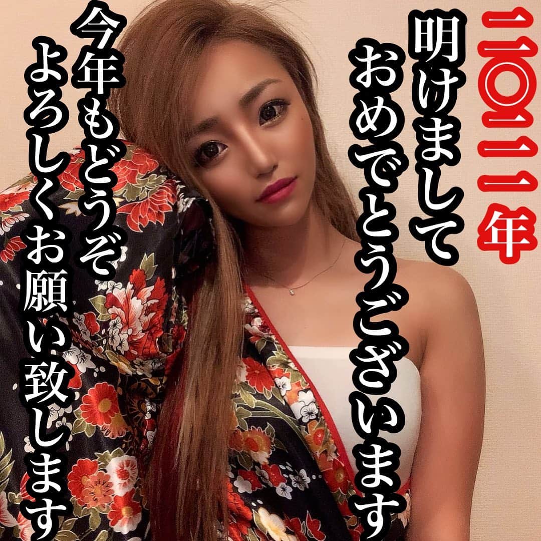 MII MAMAのインスタグラム：「. . . 明けましておめでとうございます㊗️🎊 . 去年は「コロナ」という、予想もしてなかった ウイルスに全ての予定を壊され、 世界中がパニックになった年でしたね😔 . 新しい年が始まった今でも 収まることなく拡散されているコロナ。 . YouTubeをメインに活動してましたが、 去年はコロナの影響で自粛となり、出来る限り家の中での 撮影を色々考えたりして悩んでいました！ . そんな時に、YouTuber @tadanokarisuma の イベントを知って、LINELIVEを登録し、 初めての生配信イベントに出ることに決めました！ . 生配信は元々していた事もあって 久しぶりで緊張もあったけど、やっぱり みんなと話すのが好きで、懐かしくて、 楽しく出来た一方！今までになかった、 配信しながらイベントで戦うという、 慣れない挑戦に、自分がどこまで行けるのか！ みんなに応援してもらえるのか！など、 書ききれないほどの不安を抱えながら、 自分が今まで頑張ってきたフィールドを 貸していただき、皆さんに声をかけたら 想像を超えるほどの皆様に応援していただき、 初めて3ヶ月であの大きなヒカルさんのイベントの 決勝まで連れて行ってもらいました🙏🏼 応援して頂いた皆様、本当にありがとうございました🙇🏽‍♀️ . 今まで皆さんと直接絡むということがなく、 YouTubeを始めてから初めての生配信だったので あんなにも沢山の方が遊びに来てくれて いつもより皆さんと近くで話せたのも凄く嬉しかったです♥️ . その後、昔から大好きだった @raphaelangel8183 さんに お声をかけて頂き @onecarat.jp に所属後、 イチナナライバーとして活動するようになりました😊 . また違った雰囲気で、右も左もわからない私でしたが 沢山のリスナーさん、ライバーさんに教えて頂きながら 3ヶ月間毎日楽しく配信する事が出来ました😆🙏🏼💓 . イチナナでお世話になった皆様への思いは イチナナのタイムラインに載せているので 良かったら見ていただけたら嬉しいです😊🙏🏼♥️ . 本当に去年も沢山の方に出会えて、 支えていただき、感謝の気持ちでいっぱいです🙇🏽‍♀️💓 ありがとうございました🙏🏼 . 今年も私は私らしく、色んな事に挑戦し、 去年の自分に負けないような1年にしたいと思います♥️ . そして、コロナに負けず、家族みんなで 今年も笑顔で過ごせる年にしたいと思います💓 . YouTuber、ライバーとして 活動する事にまだまだ慣れてないので ご迷惑をおかけしてしまう時もあると思いますが 今年もこんなみいままを 応援していただけたら嬉しいです😊🙏🏼♥️ . 2021年も皆さんといっぱい笑って 最高に楽しい1年にしましょう😆🙌🏾✨🎊 #明けましておめでとうございます　 ------------------------------------------ 🔎White Style mi mama 良かったらチャンネル登録お願いします🙇🏽‍♀️ #YouTube#ユーチューバー#主婦ユーチューバー#MIIMAMA##チャンネル登録お願いします#2児ママ#年子ママ#ホワイトインテリア#モノトーンインテリア#シンプルな暮らし#収納#ホワイト収納#イチナナ#イチナナライバー#専属ライバー#主婦ライバー」