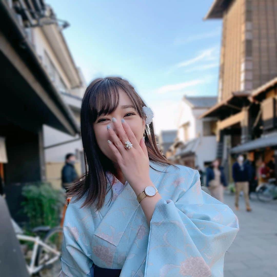 のインスタグラム：「✧ 🎍明けましておめでとうございます🎍  今年の幕開けは家族みんなと手を繋いで迎えました☺️ 2020年、本当に怒涛だった私の家族。2021年はみんなで頑張ろうと手を繋ぎ、しっかり前を向いて生きていきたいと思います！！  ストーリーには書きましたが、 今年の目標は 𓊆 自分を好きになる 𓊇 です！！！ 2020年はほんっとに泣いてばかりで 病気が治ったように見えて治ってなくて コロナで(主に仕事面)色々あって… もう大変でした。笑  なので！ 今年は少しでも笑えるよう、 自分のやりたいことをやり、 やりたいことのためにやりたくないこともやり、 楽しいと思うことに挑戦し、 自分を高めてくれる方々と 一緒に過ごしていきたいと思います♡  ゆうらしく、 馬鹿みたいに笑える日が多くなるよう、 そのために色々頑張る年にします。 辛くなったら口角あげて！ 笑う門には福来るを信じます🐯💜  みんなー！今年もよろしくなー！！！」