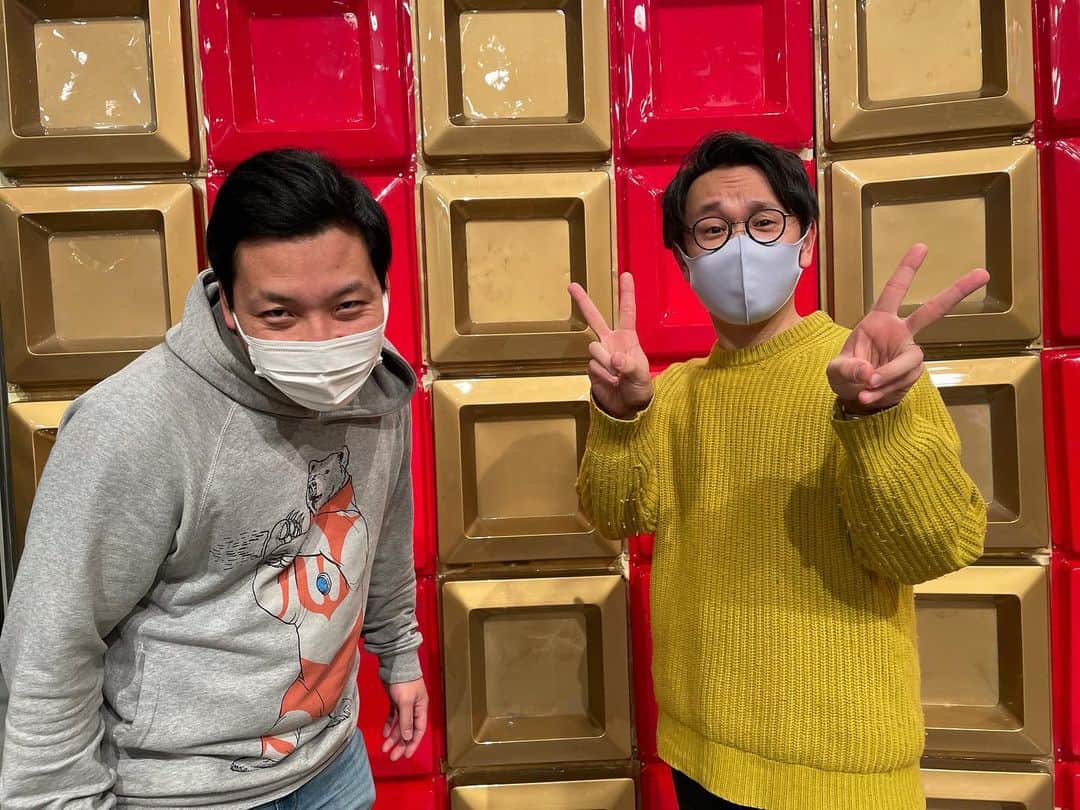 きむちゃんのインスタグラム：「あけましておめでとうございます  #たぶっちゃんと #リハ中に年明けました #王冠みたい色の壁の前です #王冠とは演技良い #この後早速新年1発目の漫才です #頑張ってもうええわ！を #言うぞー #絶妙なタイミングで。 #それでは皆様 #ことよろん」