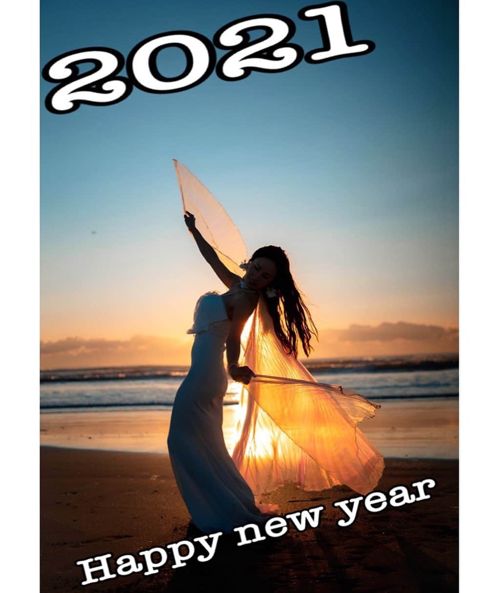 のインスタグラム：「・ ・ ・ 2020🐭⇒2021🐄🎍🎌🎊 あけましておめでとうございます⛩🌅 ・ 去年は様々なことで 心を育てる、精神性を 高めることに特化した年となりました。 起こる出来事に無意味なものは ないということにも やっと確信が持てました。 私の生活が185度変わったw 見えない世界。慈悲、慈愛 助け合いの気持ち。 利己愛より利他愛。 もっと今年も大切にしたい☆ 「人はね、自分が喜べる状況 じゃなくても相手が喜んでるなら いいやー」と思える時 人として成長出来た証拠らしい✨ 自分に余裕がない時にこそ 本質が出る。そんな時こそ 笑顔で優しくいられる人でいたぁい🎌 ・ 初心を忘れずに自分を信じ楽しく、 明るく今年も生きます🧚‍♀️✨ どんなことがあっても 自分だけは自分を裏切らないし 裏切れない✨ 使った感情に反省をしない 生き方をしたいな〜💛 ・ 2021年も 天真爛漫Max fairyをよろしくお願いします🧚‍♀️✨ ・ フォロワーさん👨‍👩‍👧‍👦 この世界のみーんなが 笑顔溢れる年になりますように🙏🌍👨‍👩‍👧‍👦 📸 @xxwaki  ・ 🧚‍♀️いつもみんなの笑顔のおかげで #follow#happy＃喜びの為#笑顔が一番  ##スピリチュアル #ヒーリング#music #japan#cute #sexy#love#🇯🇵 #dance #followme #thankyou  #goodtime #enjoy #enjoylife #❤️ #japanesegirl #instagram#楽しみたい #smile#like4like#エクササイズ  #心から#ピカピカ #2021 #感謝#魔法」