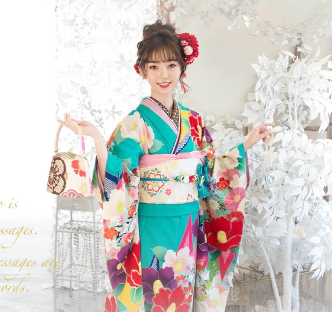 漆畑瑠菜のインスタグラム：「振袖❤ ・ ✨🎍新年あけましておめでとうございます🎍✨  2020年はあっという間の年でした。 ほとんど家で自粛してたっていう思い出しかないです😅 コロナのせいで成人式もリモートという形になってしまって残念ですが、、 2021年も皆様にとって素敵な年になりますように!! ・ #あけましておめでとう#あけおめ#2021 #今年もよろしくお願いします#いいね返し  #振袖#成人式#20歳#新成人 #成人式ヘア#ヘアアレンジ#ボブ」