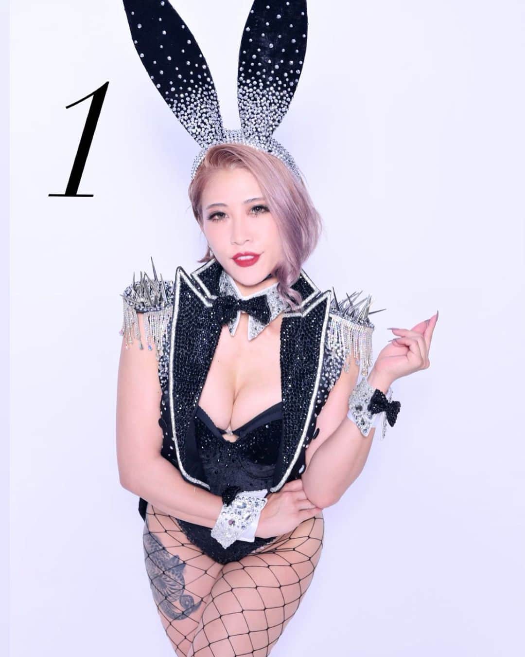 Kumiのインスタグラム：「. happy new year！ 2021✨✨✨✨ . . . #新年　#1 #2021 #バーレスク東京 #スーパーバーレスク東京 #burlesque #burlesquetokyo #ショーガール　#showgirl #ポートレート #photooftheday #instagood #バニーガール　#bunnygirl」