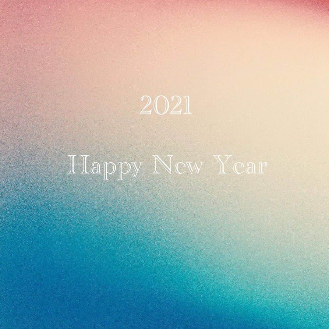 YAkU のインスタグラム：「皆さんといいお知らせを共有できる一年を目指してがんばります🥟❤︎ ・ ・ #happynewyear #新年快乐 #あけましておめでとうございます #2021」