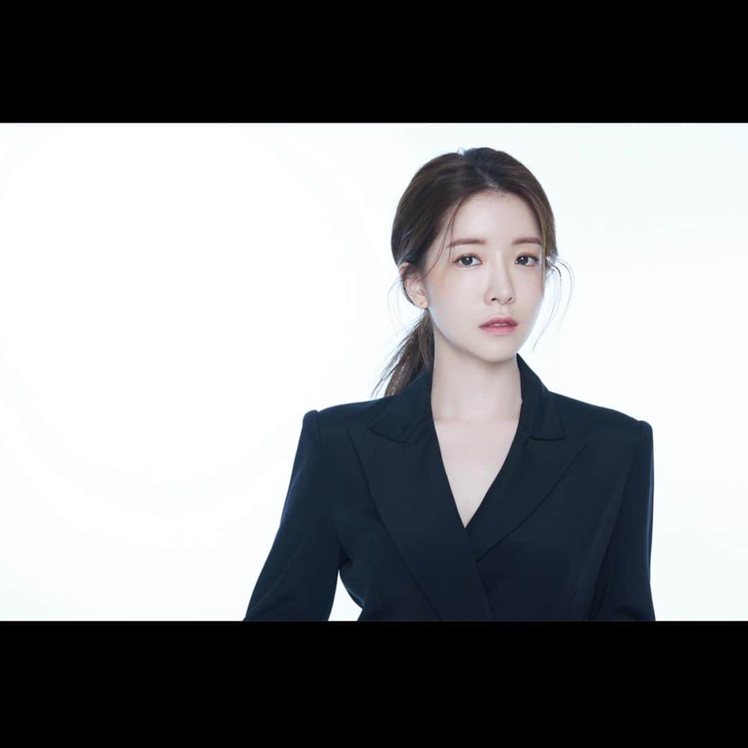 チョン・インソンのインスタグラム：「- . 2021년이 왔어요🙋🏻‍♀️ 새해에도 모두 건강하시구, 우리 모두 꽃길만 걸어요-💕」