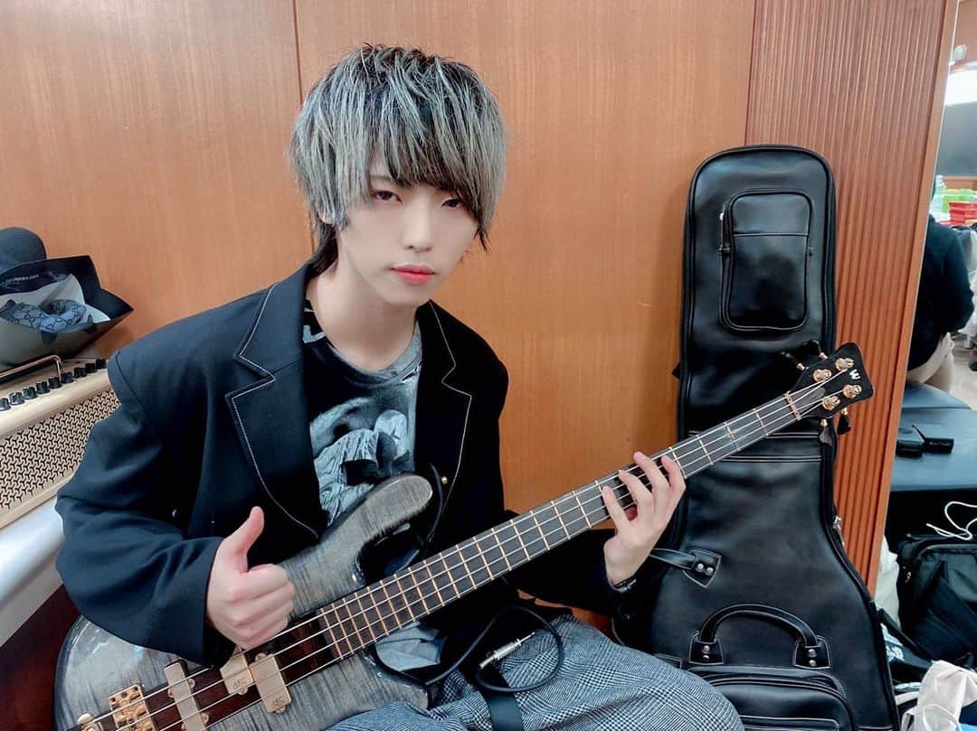 圭吾のインスタグラム：「あけおめことよろ CDTV新年1発目ありがと！！ このあとも2時代で残り3曲やるで〜！！」