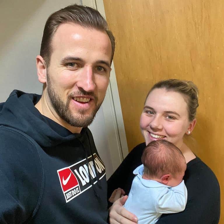 ハリー・ケインのインスタグラム：「Our beautiful boy has arrived. 29/12/2020. Louis Harry Kane. I couldn’t be more proud of my wife @katekanex . Special way to finish the year. Happy new year everyone. 💙👶🏼🎉」