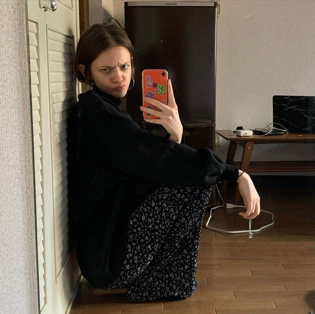 Kira Rauschさんのインスタグラム写真 - (Kira RauschInstagram)「С НАСТУПАЮЩИМ, ДРУЗЬЯ! (а меня уже с наступившим, в Токио 00:19✨✨✨) тут просто рандомные фотки за год  если вкратце о 2020, то... в марте 2018 я пообещала себе, что не буду использовать слово «ненавижу» в своей речи.  в декабре 2020 я не выдержала и нарушила своё обещание, произнеся это слово трижды. за 1 минуту 🙃 потому желаю вам, чтоб в новом году не случалось таких ситуаций, где захочется использовать это слово.  любите и дарите любовь окружающим. это важно💓  все 2021, не будь сукой противной, пожалуйста 🥺」1月1日 0時19分 - granitsysterty