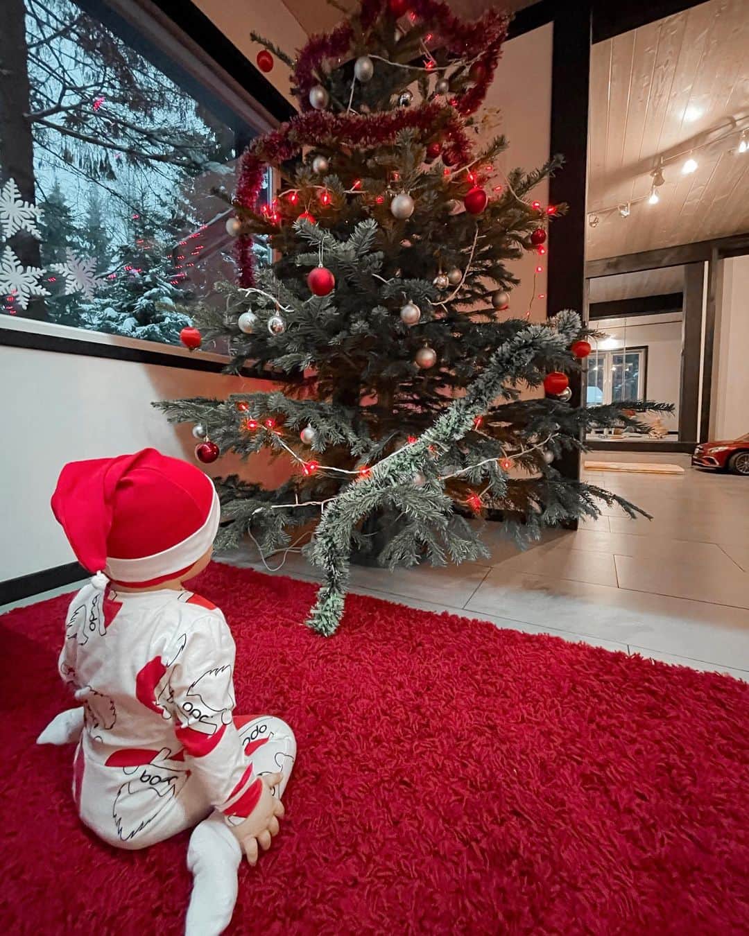 Крошка Алекс о взрослой жизниのインスタグラム：「Happy New Year 💫🎄 ⠀ Дорогой Санта! Я весь год была хорошей девочкой☺️ Научилась терпению, научилась спокойствию, научилась преодолевать лень😅 ⠀ В этом году у меня появился самый драгоценный в мире человек💕 За это я всегда буду благодарна вселенной💫 ⠀ Не буду вспоминать плохие моменты уходящего года, пусть они уйдут вместе с ним! А хорошие заберем с собой ⛄️ ⠀ Дорогой Санта, пошли нам много счастья в новом году!🙏🏼 Пошли нам спокойную жизнь без болезней и карантина😅 ⠀ Я желаю тебе здоровья, ты же в группе риска😅 Желаю чтобы и твои желания исполнились, Санта!) ⠀ Пусть Новый год принесёт только светлые и тёплые моменты✨  С новым счастьем, друзья!🎉」