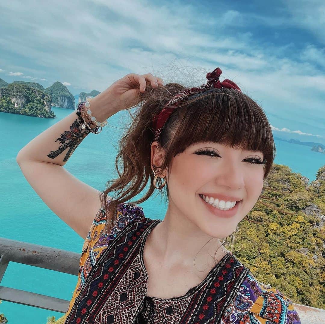 ヤンニーン・ワイゲルのインスタグラム：「Happy New Year 2021🎉 I hope this new year will be kinder to all of us and I hope you’re surrounded by love & good people. Thank you for another year together💗 ขอให้ปีใหม่นี้เป็นปีที่จะอ่อนโยนกับทุกคนมากกว่าปีที่ผ่านมา และขอให้ปีใหม่นี้ทุกคนจะถูกรายล้อมด้วยคนดีๆและจะมีแต่ความรักในชีวิตกันนะคะ ขอบคุณที่ทุกคนอยู่ด้วยกันมาอีกปีนะคะ💗」