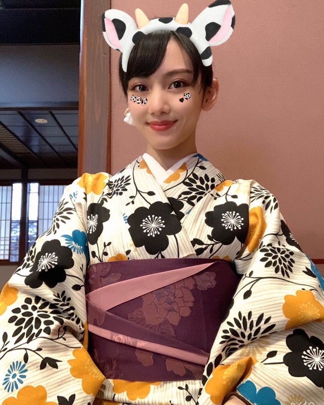 長谷川晴奈さんのインスタグラム写真 - (長谷川晴奈Instagram)「あけましておめでとうございます🎍  今年は丑年ですね！私は丑年生まれなので年女になりました🐮  今年の抱負は有言実行で決めた事は こなしていくのと自分に自信を持つ事です！充実した1年になりますように😌  #新年　#謹賀新年　#迎春　#丑年　#年女　#着物　#あけましておめでとうございます #今年もよろしくお願いします」1月1日 0時21分 - haruna_hasegawa71