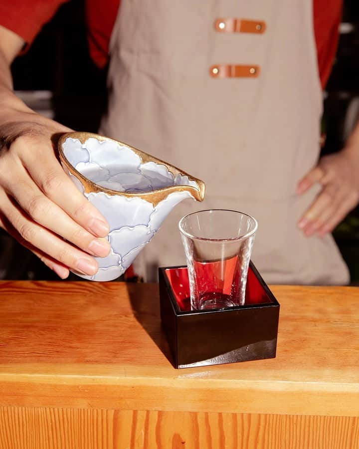 Airbnbのインスタグラム：「Tokyo, virtual sake tasting — 1 hour. Forget BYOB—bringing your own sake (BYOS) is the new norm. And whatever you bring, Online Experience host Yuma (@ninjafoodtours) will gladly tell you all about it. “I try to share as many tips as possible,” he says. “I want to preserve the sake drinking culture and industry by sharing it.”   During “Izakaya & Sake Culture with a Sommelier,” you’ll be transported into Yuma’s 23-seater bar in the vibrant Shinjuku district to learn sake’s history (spit was once an important ingredient), gain insight on its labor intensive process (which is closer to beer than wine), and beef up your food-pairing prowess. It’s the perfect way to celebrate Omisoka (be sure to break out the Otoso for New Year’s in Japan), or any excuse to sip together, really.   Warm up your winter together with a (virtual) trip to Tokyo.   📸: @kentomori.insta」