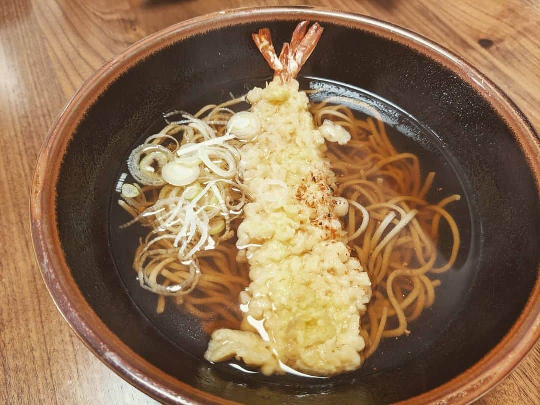 磯部正文のインスタグラム：「年越しそばを食べ 特別夜更かしの娘っこのお絵描きしてリクエストで描いてるうちに気づいたら年を越してしまってるのも  悪くないだろう」