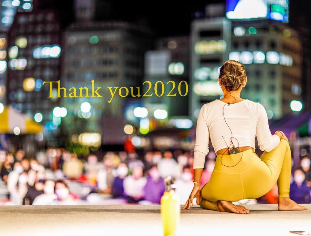 のインスタグラム：「Thank you2020❤︎  今年は事業者としてたくさんの苦渋の選択の1年でした。  その中でも新たな挑戦もたくさんあり、コロナ禍に7500名も動員した事業者支援イベントも実行委員長としてイベントを開催させていただいたりとたくさんの経験と地固をさせていただいた１年となりました。  幸運なことに人には恵まれ2020年は私なりに成長した年となりましたが、この成長は周りの皆さんの協力であることに違いありません。  そしてヨガを通して健康のライフスタイルをお届けできる環境に感謝致します。  皆様本当にお世話になりました。 2021年以降も前へ前へと爆進して参りますのでどうぞ宜しくお願い申し上げます。  気がつけば、仕事仕事で、2020のインスタ投稿の少なさにビックリ。 来年は1日一投稿頑張ってみようかな。  日々おっさんすぎてインスタ映えない生活。。。  #2020#年の瀬#ありがとう#年女#オヤジ化してる #2021#躍進の年 #世の中の働く全ての皆様お疲れ様でした。」