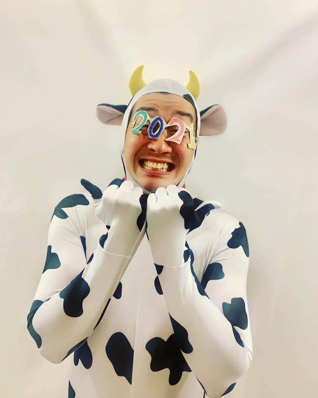 高道さんのインスタグラム写真 - (高道Instagram)「あけましておめで"もぉ〜"ございます🐮﻿ ﻿ 今年"もぉ〜"よろしくお願いします🐃🐂🐄﻿  ﻿ #2021年 #丑年 #ウシシシシシシ﻿ ﻿ #お笑い #芸人 #みんなのたかみち #切ない瞬間 #帰ったん？ #わらたま #プリンセス金魚 #子ども向け #おうた #みまみん #メロメロメロン #チンヨウコウ #少女漫画 #パラスポーツ #豊洲市場 #高校野球 #バースデーマン #神社 #狛犬 #メガボッツ #オーバーオール #パーマ﻿ ﻿ ﻿」1月1日 0時26分 - minnanotakamichi