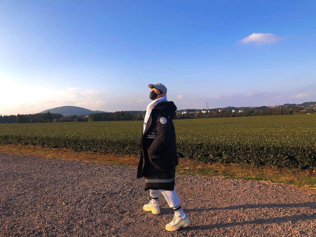 オン・ジュワンのインスタグラム：「#해피뉴이어 #새해 #2021 2020년 한해 잘 이겨내줘서 고맙고~ 이제 시작된 2021년~ 항상 건강하게!! 행복한 시간들로 가득채우는 한해되길 바래요🙏 건강한 행복한 2021년!!! 와랏!!!!」