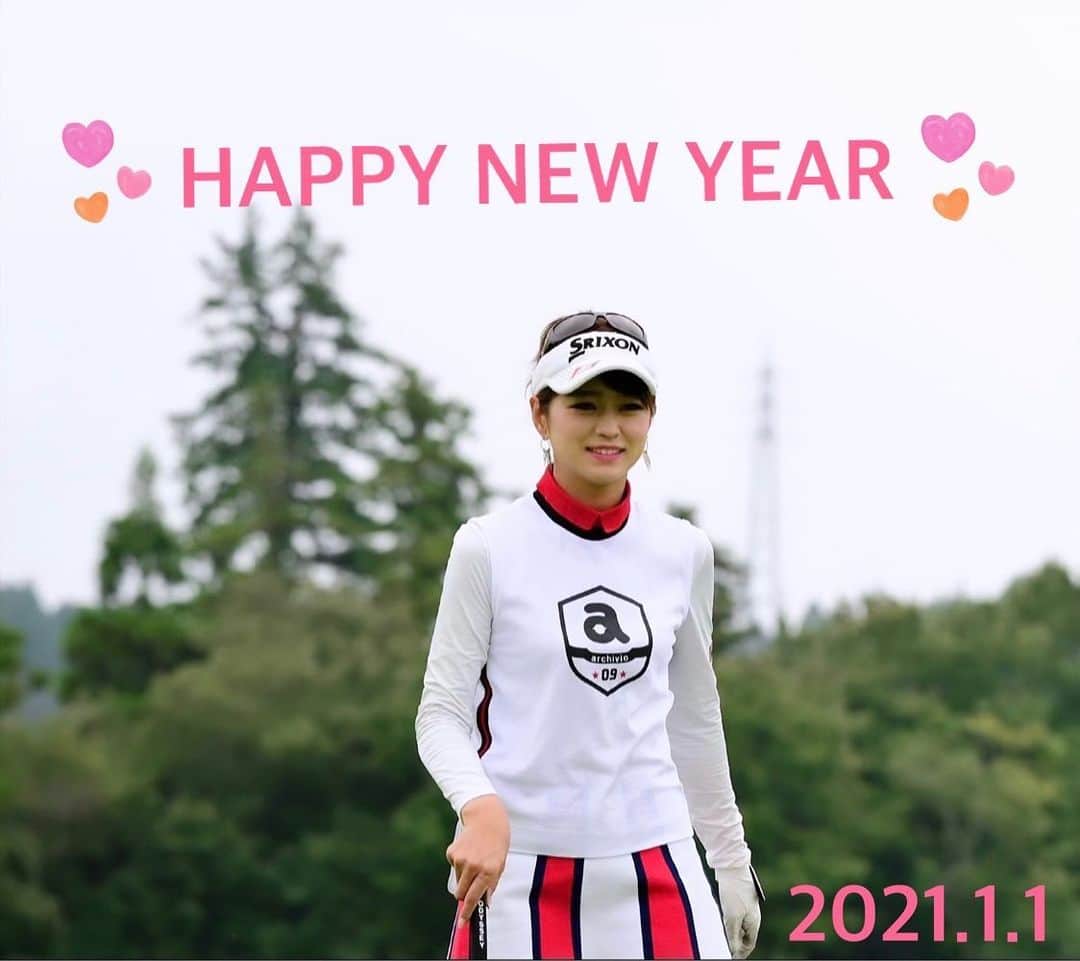 坂之下侑子のインスタグラム：「HAPPY NEW YEAR🎉✨  笑顔溢れる一年になりますように、という事で今まで撮った写真の中で一番の笑顔の写真を選んでみました🤗  素敵な一年にしましょー🤍  2021年も宜しくお願いします🤲💕  2021.1.1  元旦 #2021年 #スタート #今年も #宜しくお願いします #新年のご挨拶 #🐮🤍 #💗💗💗 @yuki_nana_golf」