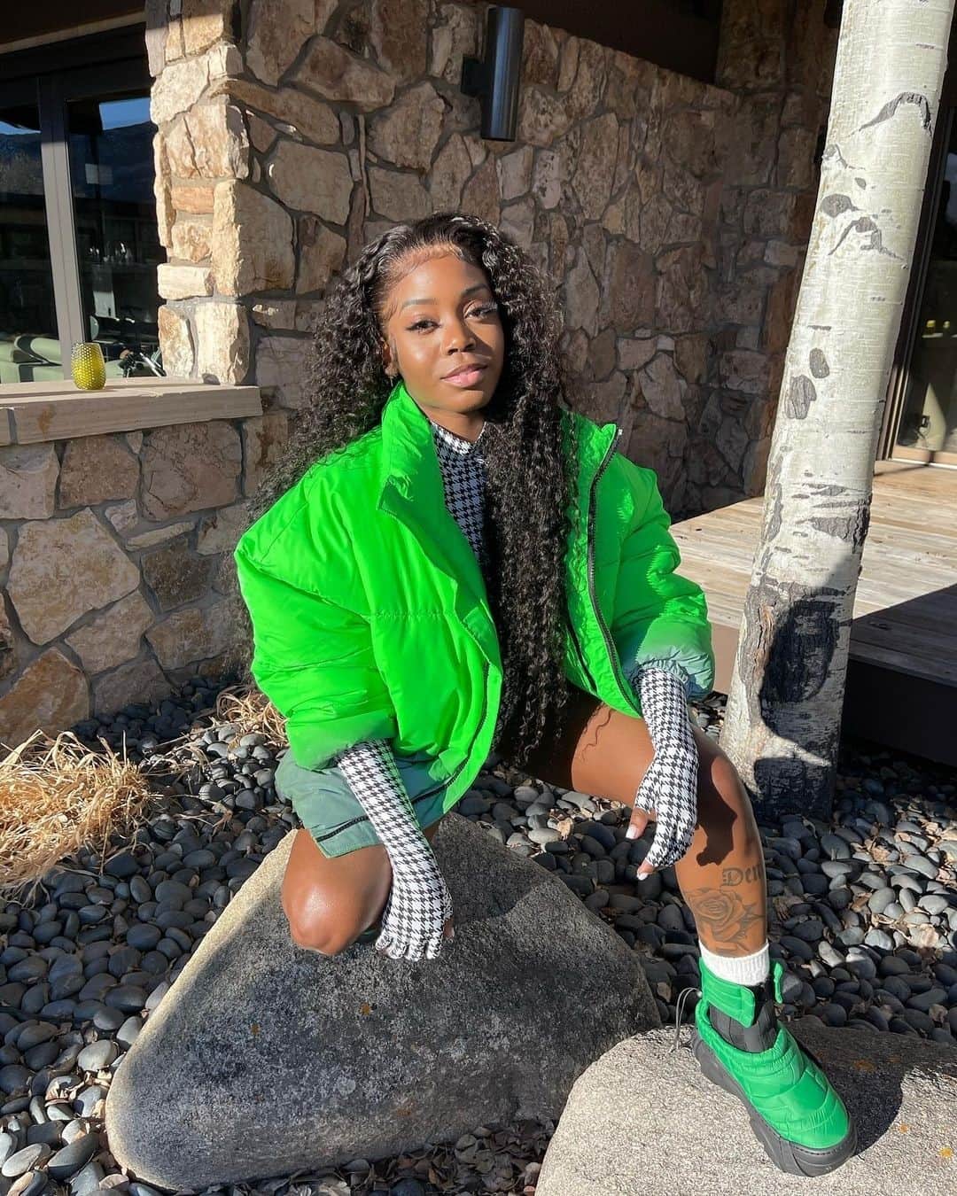 のインスタグラム：「@dejahl_ in the green Exterminator boots. Find all 3 colourways of the puffy platforms online at Farfetch.com. ⁠#swearlondon ⁠ Christmas shipping times: Orders for made to order footwear placed between the 20th of November and the 15th of January will be shipped in 6 weeks.」