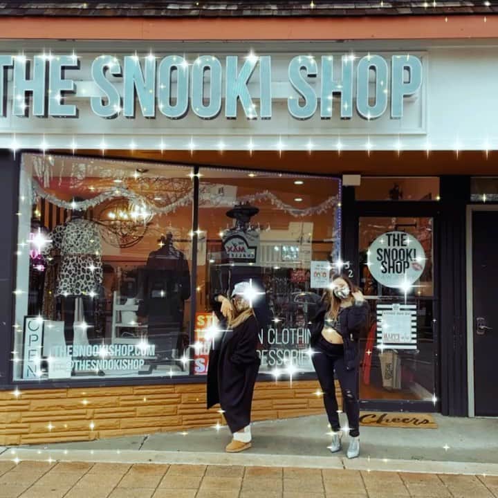 ニコール・ ポリッツィのインスタグラム：「SALE WEEKEND MAWMAS!! 25% off total purchase in both locations 🔥 See you soon! HAPPY NEW YEARS EVE🖤 🥂 @thesnookishop」
