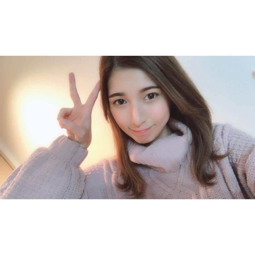 のインスタグラム：「新年明けましておめでとうございます㊗️ 2021年いらっしゃーーーい‼️  2021年はたくさんたくさん お仕事したいな。 でも去年のこと振り返るのはやめる。  今年もきっと大変なことが 続くかもしれないけど 私は私なりに応援してくれる ファンのみんなを笑顔に出来るよう 精一杯頑張るから‼️ そして何より自分が楽しんで笑顔で 笑って過ごせるように 色んなことにチャレンジしていきたい。  そうすればきっと みんなを笑顔にできる機会が たくさん出来ると思うから。  こんな私だけど2021年も 良かったら応援してね☺️  #talent #model #actress #グラビア #2021 #happynewyear #あけおめ #ことよろ #happy #smile #love #peace」