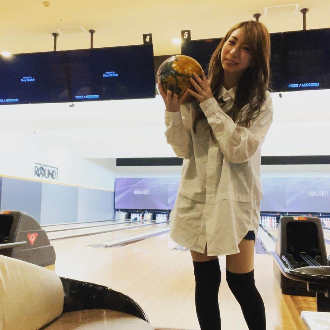 竹原三貴のインスタグラム：「あけましておめでとうございます！ 今年もどうぞよろしくお願いします✨ 1年あっという間だった！2021年はもっと濃い1年にしたいです🥳  #UNIQLO #ユニクロ #スーピマコットンオーバーサイズシャツ #高回転女子 #볼링 #털어치기 #크랭커 #保齡球 #bowling #highrev #ボウリング #ボーリング #高回転 #ローダウン #볼링하는여자 #ボウリング練習中 #ローダウン #ローダウン女子 #training #sportbowling #연습중🔥 #round1 #ラウンドワンボーリング #ラウンドワン🎳」