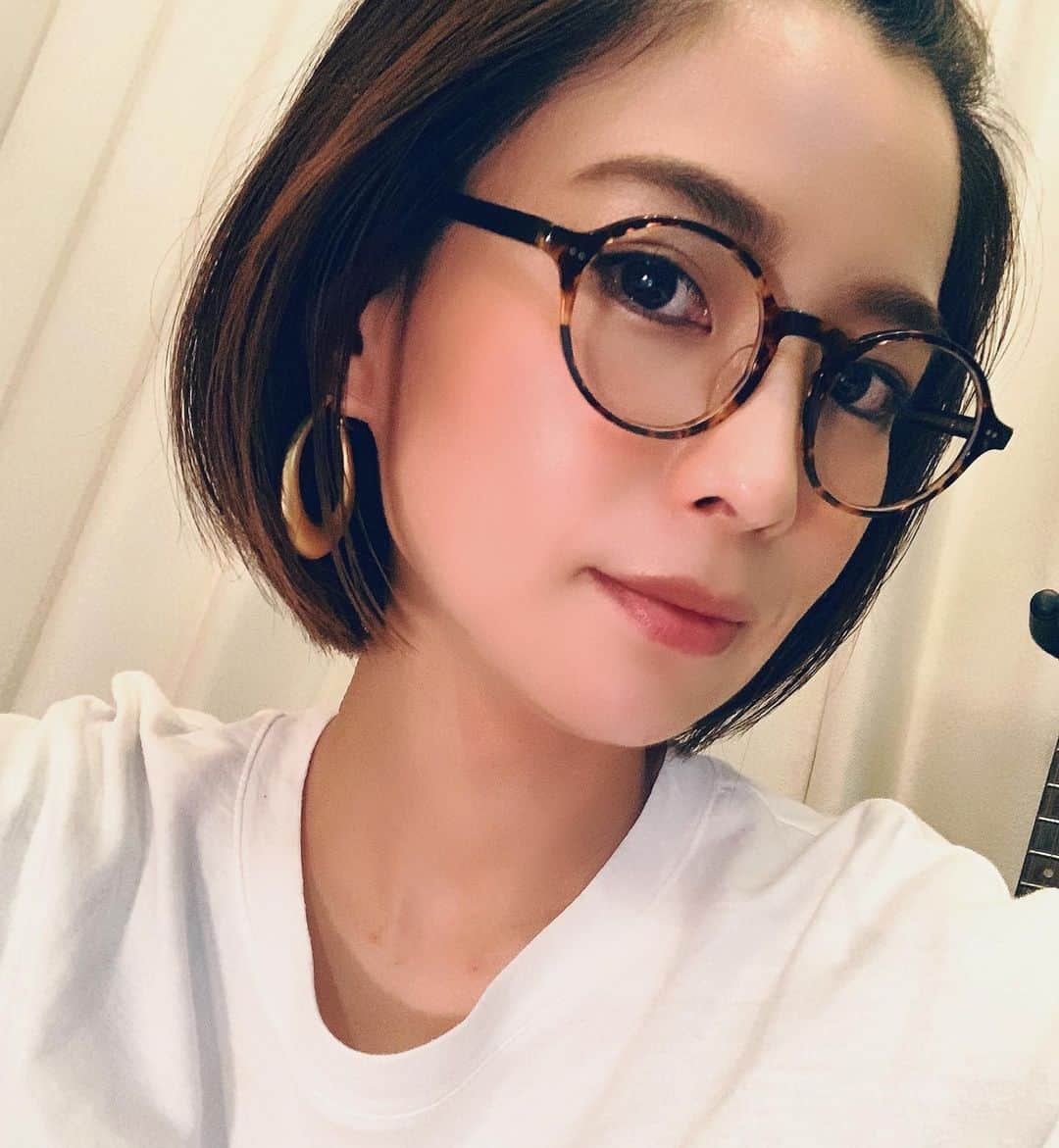 真崎ゆかのインスタグラム：「2020年もありがとうございました🌙 ・ 2020年は世の中が大きく変化した年だったね。 みんなはどんな一年だったかな？ 私は、4,5月と世の中の動きが止まって、正直心に不安があったりもしたけど、でも自分のこれからのこと、深く深く考えた期間でした。 ・ でも、2ヶ月くらい世の中も止まって何もしない期間があったのに、思い返してみると、今年はすごく演劇をたくさんやった一年でした💃 PUNKBANKとしての作品もたくさんでした！ 詩音さんとの楽曲リリースがあったり、初めて舞台の楽曲制作もしたり、新しいことへのチャレンジもした。 ・ 色んな制約がありながらも、なんだかんだ楽しいこともいっぱいで☺️ ・ 応援してくださってる皆さまのおかげで、そして周りの大切な仲間のおかげでこんなご時世でもこうしてたくさん作品作りをすることができました！ ・ 本当に本当に感謝ばかりです☺️✨ ・ 演劇や楽曲制作以外にも、実は自分の中では動き出したことがあって、それもこれもこのコロナでのステイホーム期間に色々考えることができたから。 なので大変なこともたくさんあって気持ちの浮き沈みが激しい年でもあったけど、私にとっては自分自身すごく大きく変化のあった＆変動のあった一年でした。 アメブロも消えちゃったしね🤣 ・ 2020年出逢った皆さま、関わった全ての皆さま、本当にありがとうございました✨ ・ …これを2020年のうちにアップするつもりが、書くのに時間がかかってもう年を越してしまったのですが…😅💦 ・ 2021年どんな一年になるか今から楽しみです！ どうかまた一年、よろしくお願いします🥰 ・ 皆さまにとっても、健康で笑顔で幸せをたくさん感じられる一年になりますように…💫 みんなの幸せを願っております♡ ・ #2020年→2021年 #年末のご挨拶 #年始のご挨拶 #気付けば #年越ししてた #あけましておめでとう🎍 #今年もよろしくお願いします #みんなが幸せだと嬉しいな🥰」