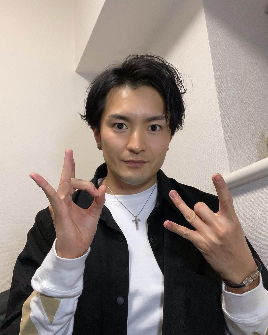 細川優のインスタグラム：「新年あけましておめでとうございます！今年もよろしくお願いします🎍  そして…  親父誕生日おめでとう！！！  #happynewyear  #2021 #謹賀新年 #2021ポーズ #今年はこれでいこーかしらw」